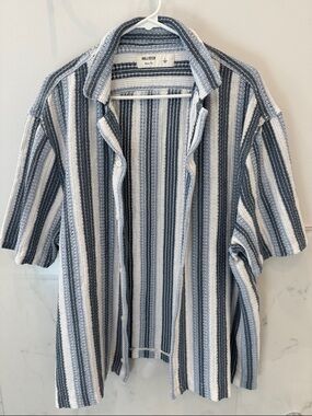 Hollister Men’s L Short Sleeve Vertical Stripe Button-Down Shirt - Blue & White